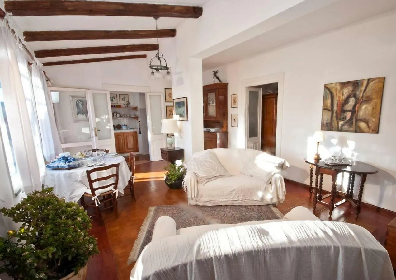 オリスターノAttico In Centro Con Vista Della Torre - Cozy Penthouse Facing To The Towerアパートメント イタリア